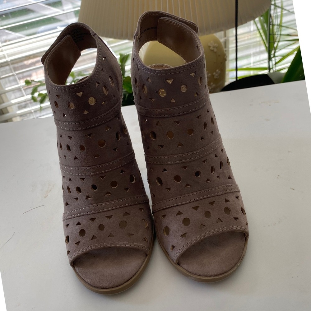 New Directions Hayden Bootie Sandals Women 6 Taupe Laser Cut Block Heel OpenToe